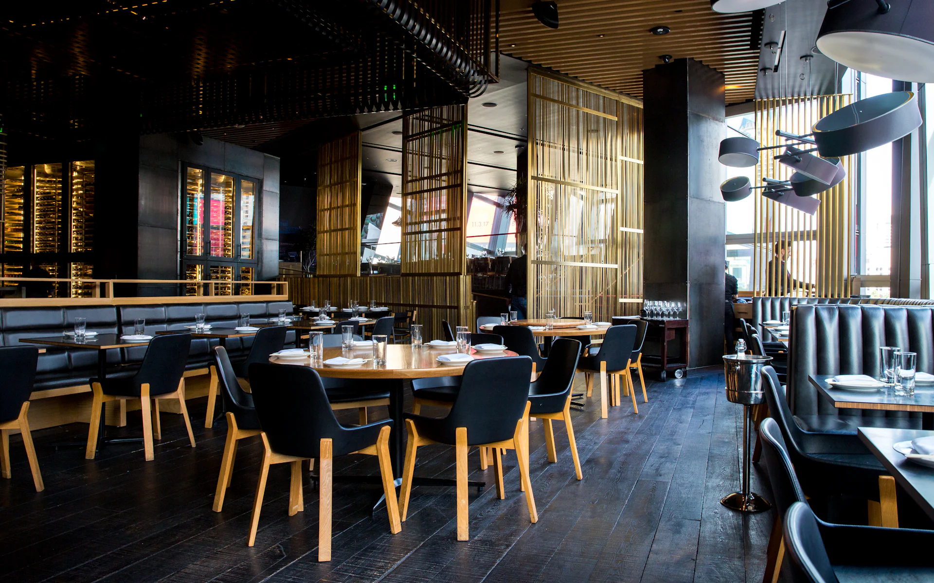 Gedekte tafels in een sfeervol restaurant