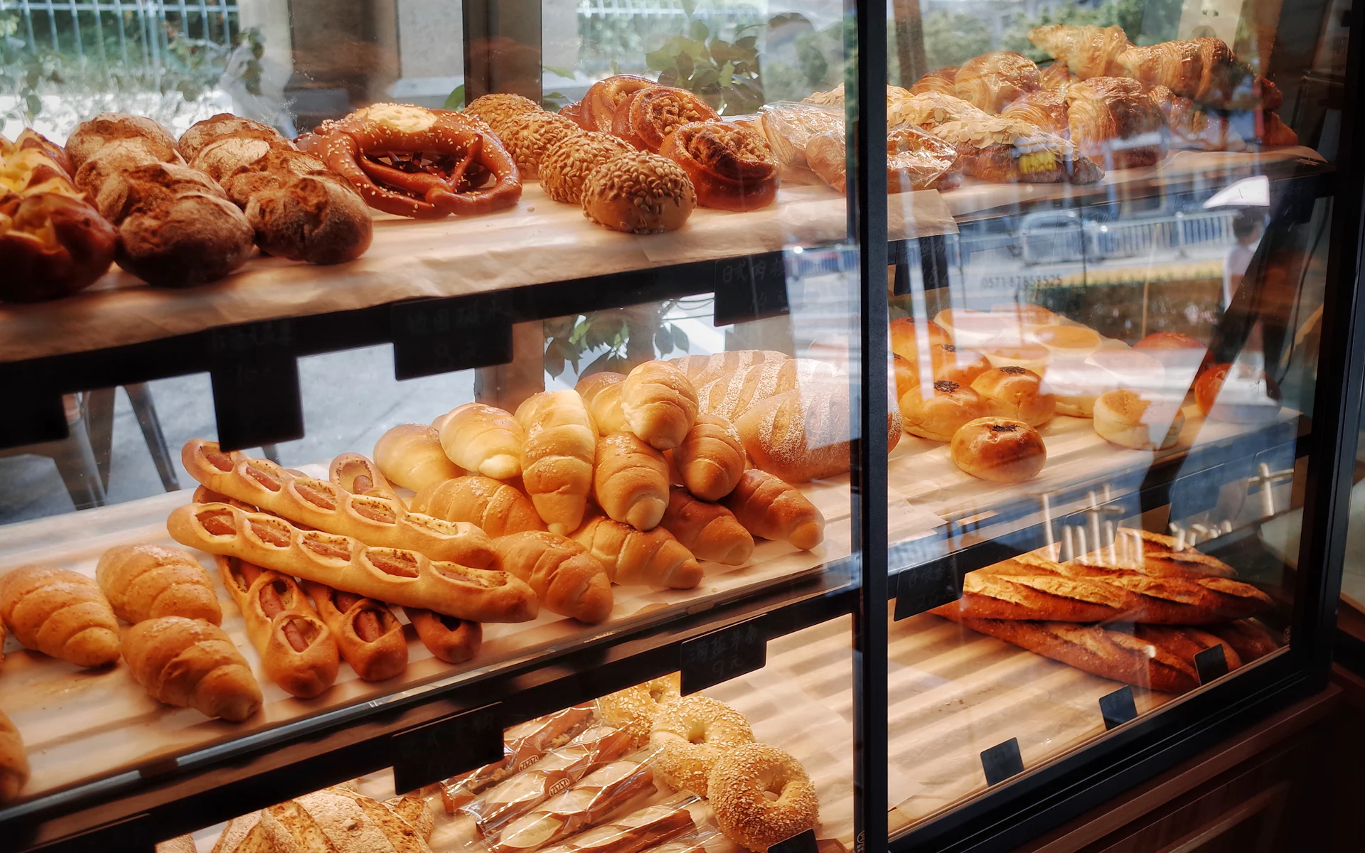 Toonbank van een bakkerij met vers brood